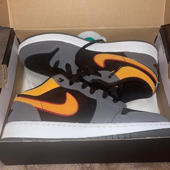 Air Jordan 1s Low SE (GS) - Picture 6 of 6